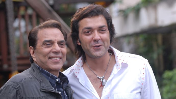 Bobby da mahaifinsa Dharmendra.